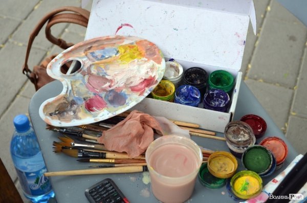 У Луцьку діти малювали мам на асфальті. ФОТО