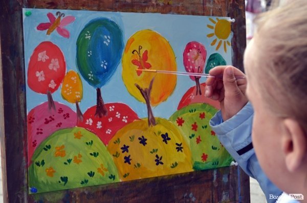 У Луцьку діти малювали мам на асфальті. ФОТО