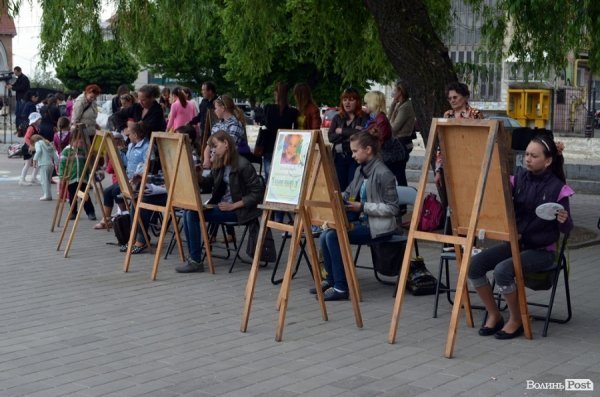 У Луцьку діти малювали мам на асфальті. ФОТО