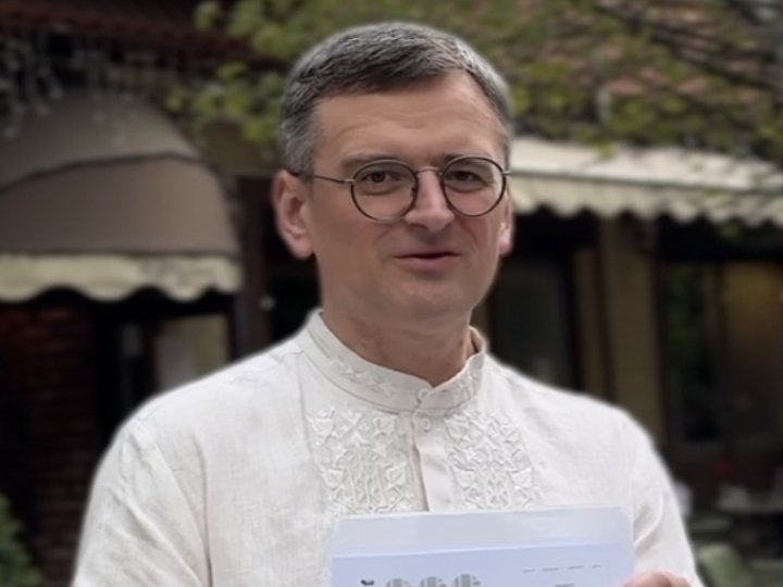 Як ексміністр Дмитро Кулеба запрошував глядачів на премʼєру вистави у Волинському драмтеатрі