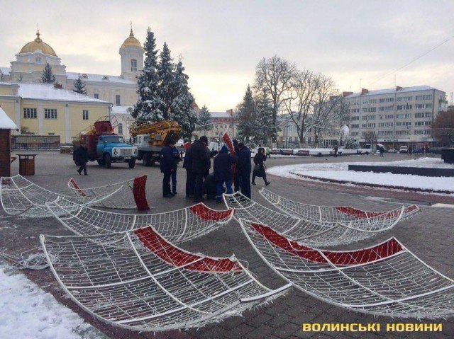 У центрі Луцька встановлюють величезну святкову кулю. ФОТО