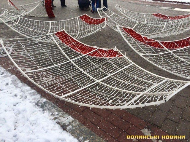 У центрі Луцька встановлюють величезну святкову кулю. ФОТО