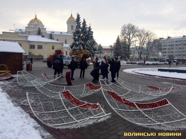 У центрі Луцька встановлюють величезну святкову кулю. ФОТО