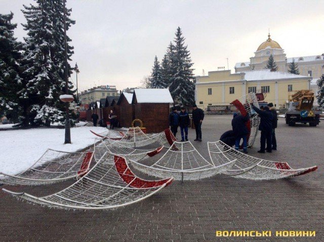 У центрі Луцька встановлюють величезну святкову кулю. ФОТО