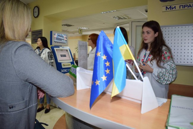 Акція в луцькому ЦНАПі: відвідувачів у вишиванках обслуговуватимуть без черги