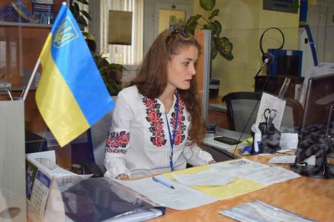 Акція в луцькому ЦНАПі: відвідувачів у вишиванках обслуговуватимуть без черги