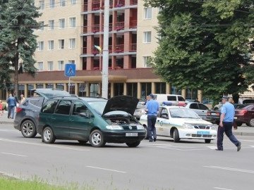 Аварія в Луцьку: в центрі не розминулися два авто. ФОТО