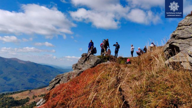Луцькі патрульні допомогли підійнятись на вершину гори чоловіку з інвалідністю. ФОТО