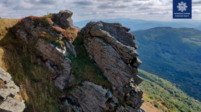 Луцькі патрульні допомогли підійнятись на вершину гори чоловіку з інвалідністю. ФОТО