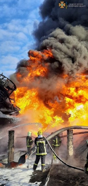 Ліквідація пожежі на нафтобазі у Луцьку триває: рятувальники показали моторошні кадри. ФОТО