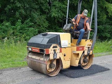 На кордоні з Рівненщиною «латають» дорогу. ФОТО