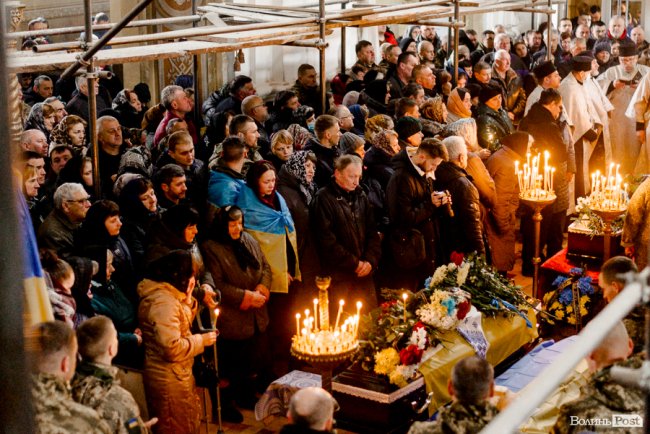 «Їх ми з честю поховаємо, а завтра підемо в бій»: Луцьк попрощався з воїнами Павлом Хомиком та Віктором Коханюком
