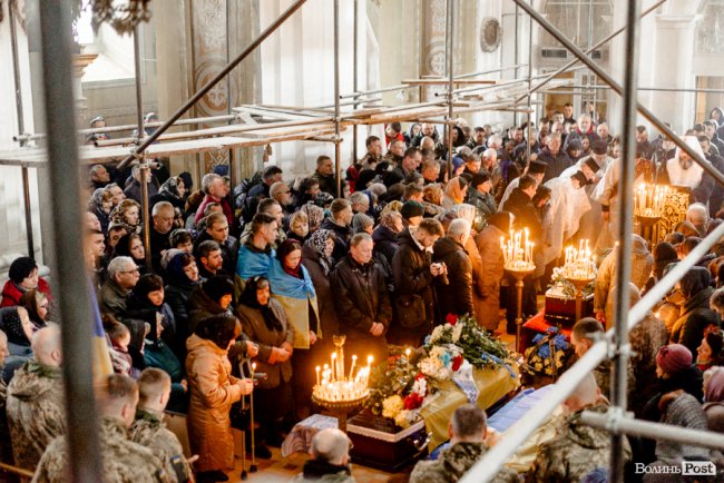 «Їх ми з честю поховаємо, а завтра підемо в бій»: Луцьк попрощався з воїнами Павлом Хомиком та Віктором Коханюком