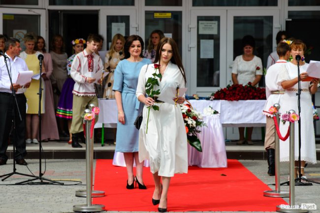 130 випускників луцьких шкіл урочисто отримали медалі: як це було. ФОТОРЕПОРТАЖ