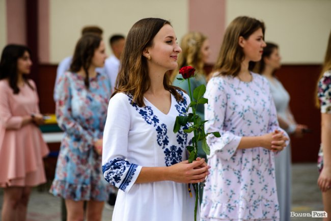 130 випускників луцьких шкіл урочисто отримали медалі: як це було. ФОТОРЕПОРТАЖ