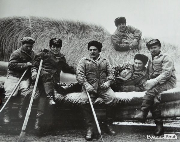 Моряки-китобійники на пащі вбитого кита. 1960-ті роки.