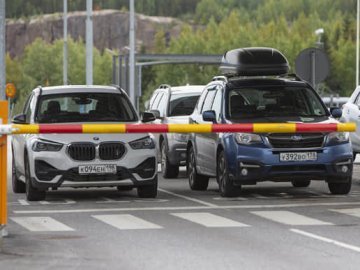 Ще одна країна ЄС закриє кордон для авто з російськими номерами