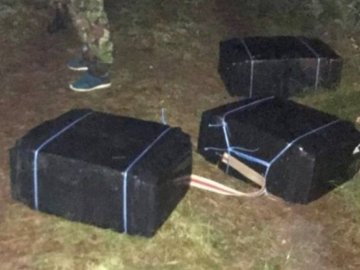 Через Волинь до Польщі човном хотіли переправити 15 ящиків сигарет. ФОТО