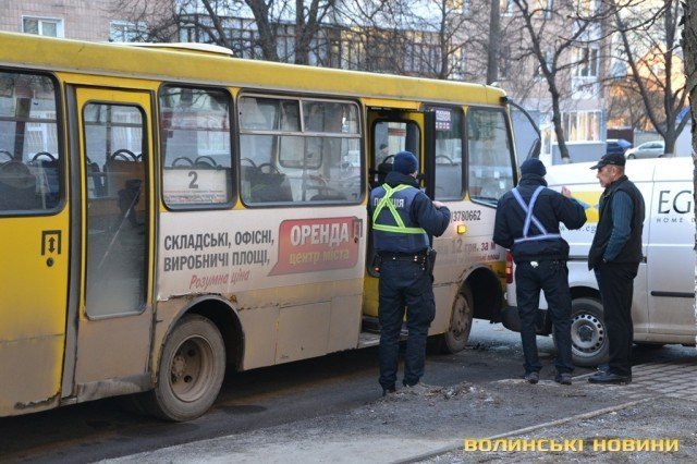 Аварія в Луцьку: Volkswagen не розминувся з маршруткою