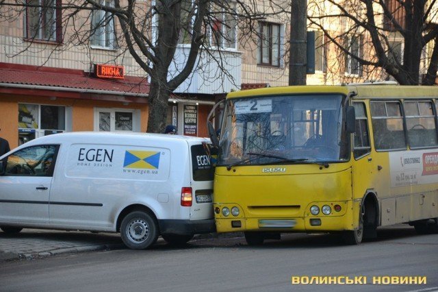 Аварія в Луцьку: Volkswagen не розминувся з маршруткою