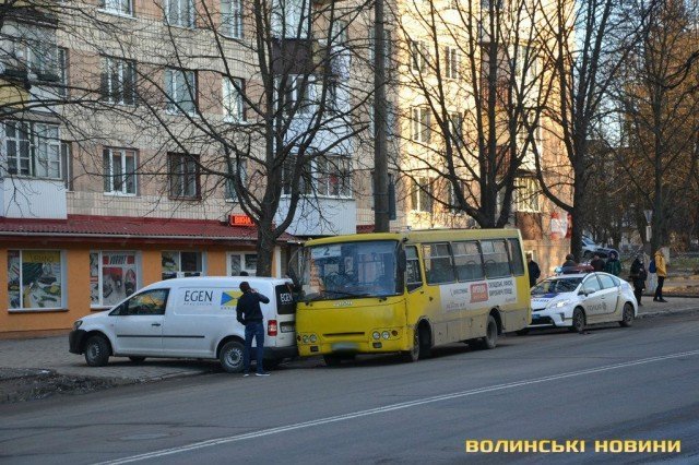 Аварія в Луцьку: Volkswagen не розминувся з маршруткою