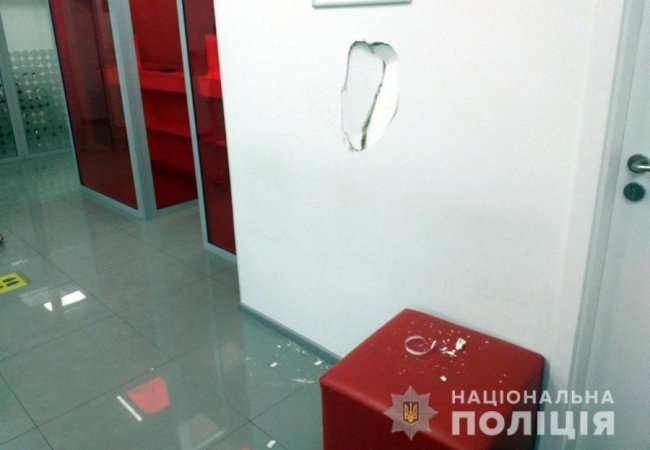 У Маріуполі чоловік захопив заручників у банку. ФОТО