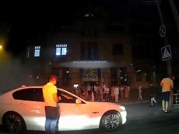 У Луцьку посеред ночі затримали п’яного хлопця, який дрифтував на BMW. ВІДЕО