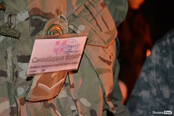 У Луцьку під міськраду знесли шини. Під виборчим округом - десятки активістів. ВІДЕО. ФОТО