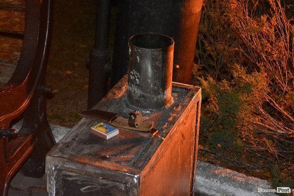 У Луцьку під міськраду знесли шини. Під виборчим округом - десятки активістів. ВІДЕО. ФОТО