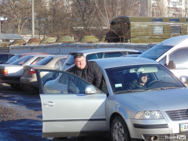 З авто виходить Володимир Поліщук