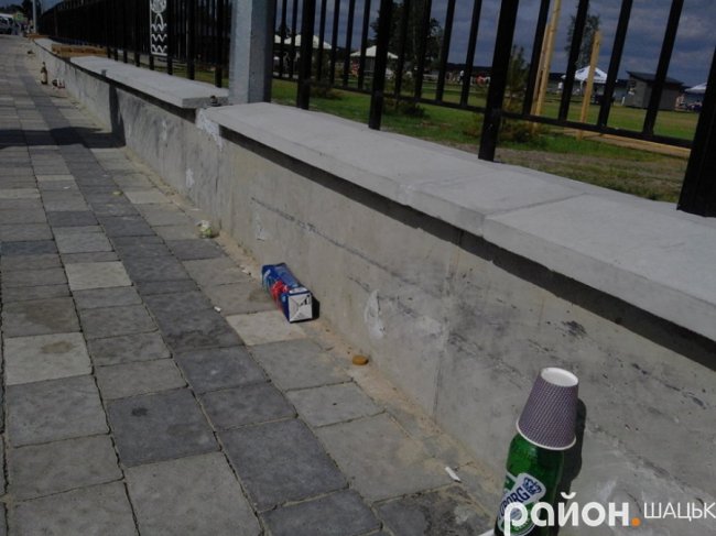 У Світязі не можуть впоратися із прибиранням набережної, ФОТО