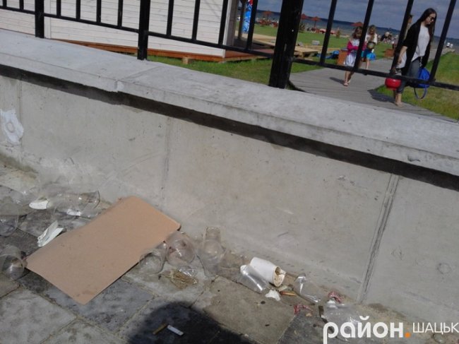 У Світязі не можуть впоратися із прибиранням набережної, ФОТО