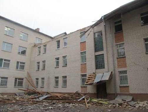 На Волині вітер «зняв» дах із лікарні