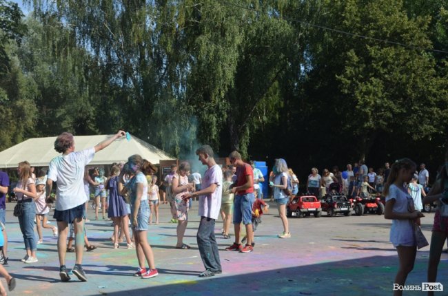 Кольорова подія року: як у Луцьку святкують День молоді. ФОТО