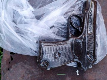 Погрожував «пістолетом» і вимагав гроші у вчителів: на Волині затримали розбійника