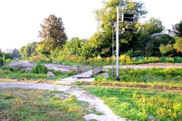 Нічні витівки по-луцьки: викинули у річку контейнер зі сміттям. ФОТО