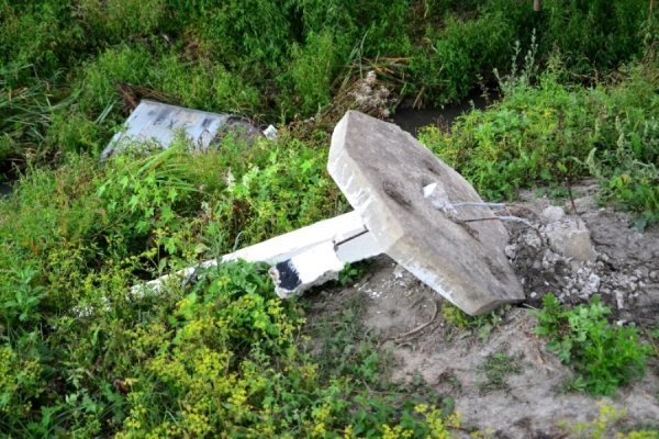 Нічні витівки по-луцьки: викинули у річку контейнер зі сміттям. ФОТО