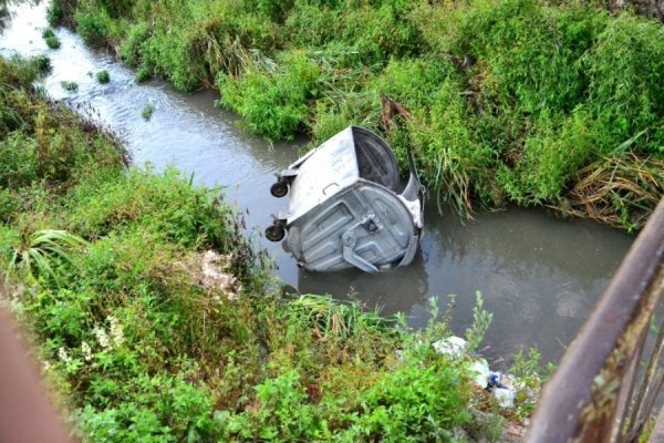 Нічні витівки по-луцьки: викинули у річку контейнер зі сміттям. ФОТО