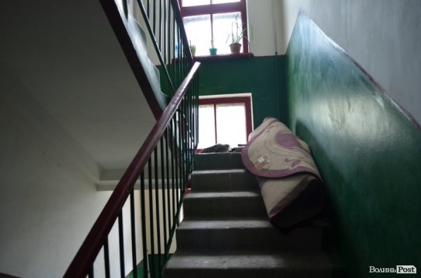 У Луцьку мертва бабуся пролежала тиждень у квартирі: сусіди бояться трупної отрути. ФОТО