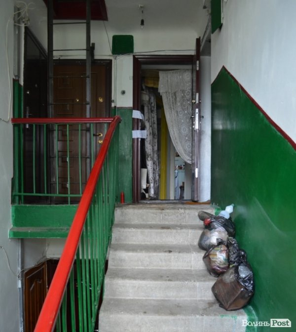 У Луцьку мертва бабуся пролежала тиждень у квартирі: сусіди бояться трупної отрути. ФОТО