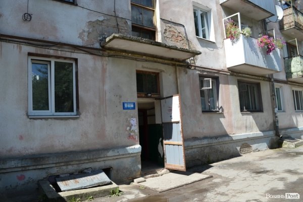 У Луцьку мертва бабуся пролежала тиждень у квартирі: сусіди бояться трупної отрути. ФОТО