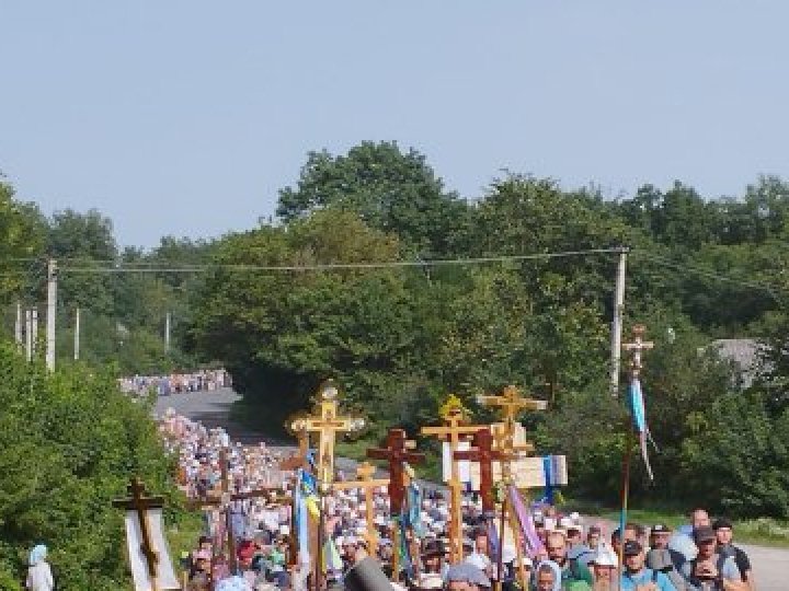 Прихильники УПЦ МП попри заборону організували пішу ходу до Почаївської лаври