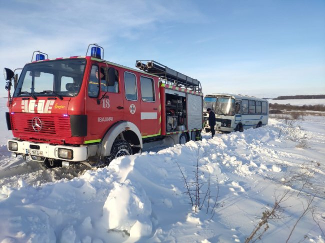 У сніговій пастці на Волині застряг автобус із пасажирами