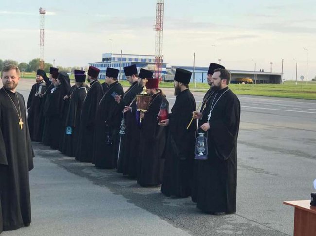 Делегація волинських священнослужителів отримала Благодатний вогонь. ФОТО