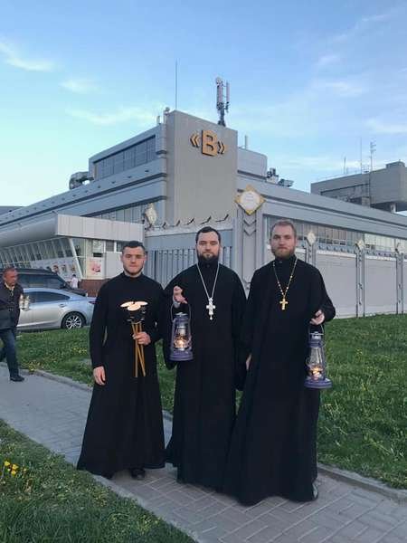 Делегація волинських священнослужителів отримала Благодатний вогонь. ФОТО