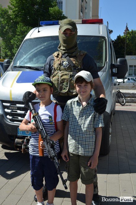 У центрі Луцька - діти зі зброєю. ФОТО