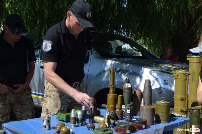 У центрі Луцька - діти зі зброєю. ФОТО