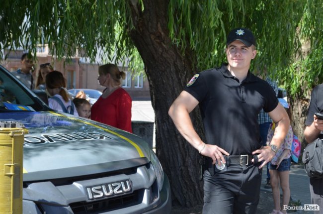 У центрі Луцька - діти зі зброєю. ФОТО