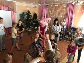 Учасниця «Міс України» з Луцька привезла подарунки особливій малечі. ФОТО