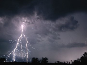 На Волині блискавка влучила у будівлю 